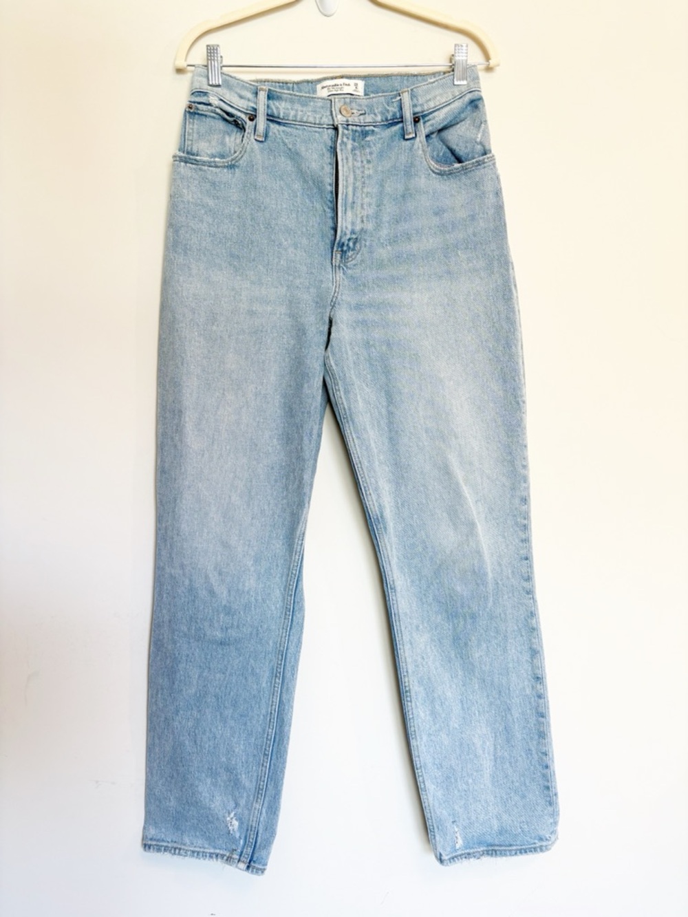 A&F The 90s Straight Ultra High Rise Light Wash Curve Love Jeans Size 29/8